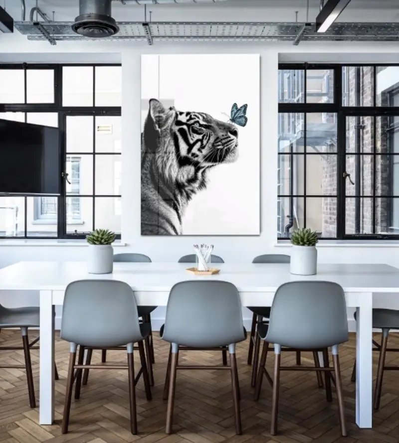 Photo noir et blanc d&#39;un tigre au papillon