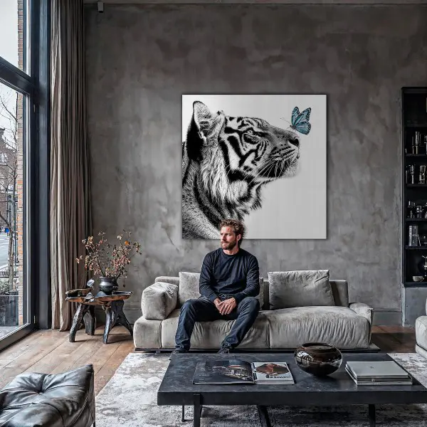 Photo noir et blanc d&#39;un tigre au papillon