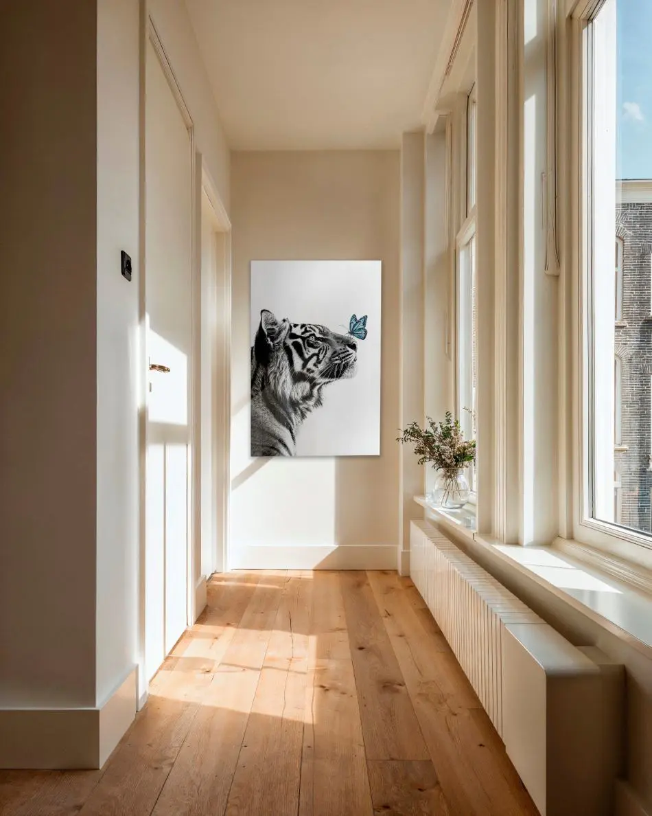 Photo noir et blanc d&#39;un tigre au papillon