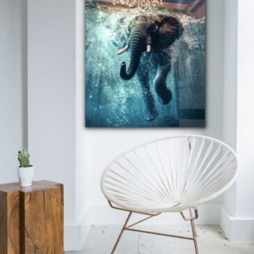 Artistieke fotokunst van een zwemmende olifant