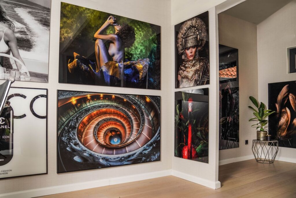 Pintura en plexiglás sobre vidrio acrílico con colores intensos y profundidad, explicación de producción y decoración de pared.