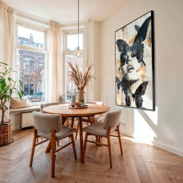 Blissful III – ein modernes Porträt einer Frau in einem hellen Esszimmer