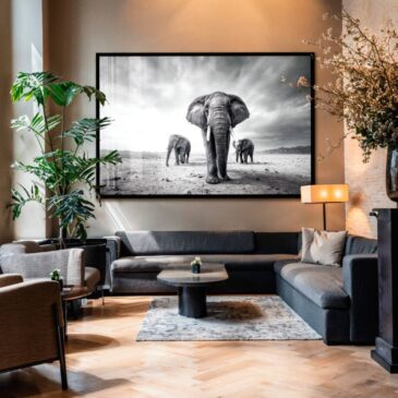 Elefantenreise II – Schwarz-weißes Elefanten-Wandbild über dem Sofa in einem modernen Interieur