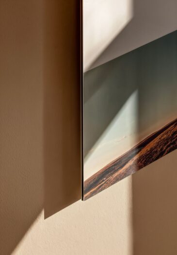 Œuvre d'art en Dibond accrochée au mur