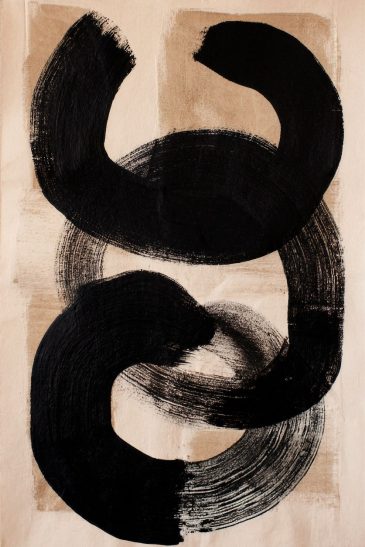 Abstract wabi sabi schilderij met zwarte brush strokes op beige achtergrond japandi wanddecoratie tweeluik set met wabi sabi I