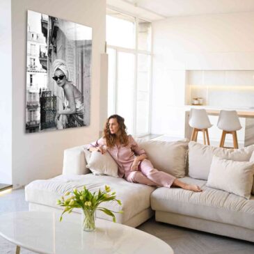 La Dolce Diva zwart-wit portret als stijlvolle wanddecoratie in een moderne woonkamer.