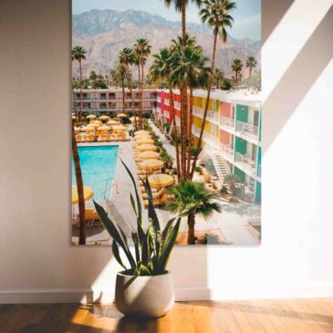 Poolside Retro IV : photographie vintage de piscine utilisée comme décoration murale colorée dans un intérieur moderne.