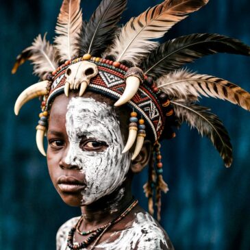 Tribal Rituals – Afrikaans portret met verenhoofdtooi en witte lichaamsbeschildering | The Art of Interior