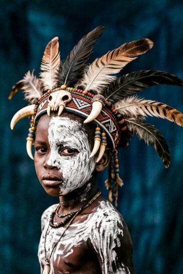 Tribal Rituals – Afrikaans portret met verenhoofdtooi en witte lichaamsbeschildering | The Art of Interior