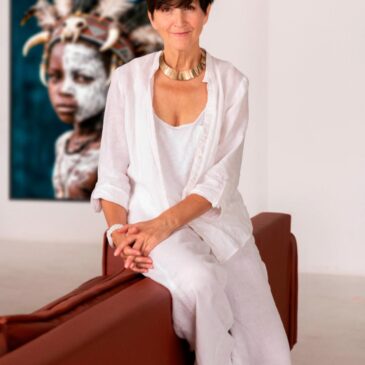 Tribal Rituals – Afrikaans portret met verenhoofdtooi en witte lichaamsbeschildering | The Art of Interior