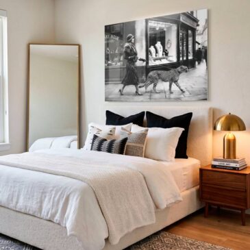 le chat noir - Zwart-wit wanddecoratie van elegante vrouw die een cheetah uitlaat in vintage Parijse straat
