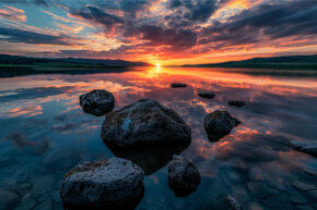 Peinture avec un magnifique coucher de soleil sur un lac